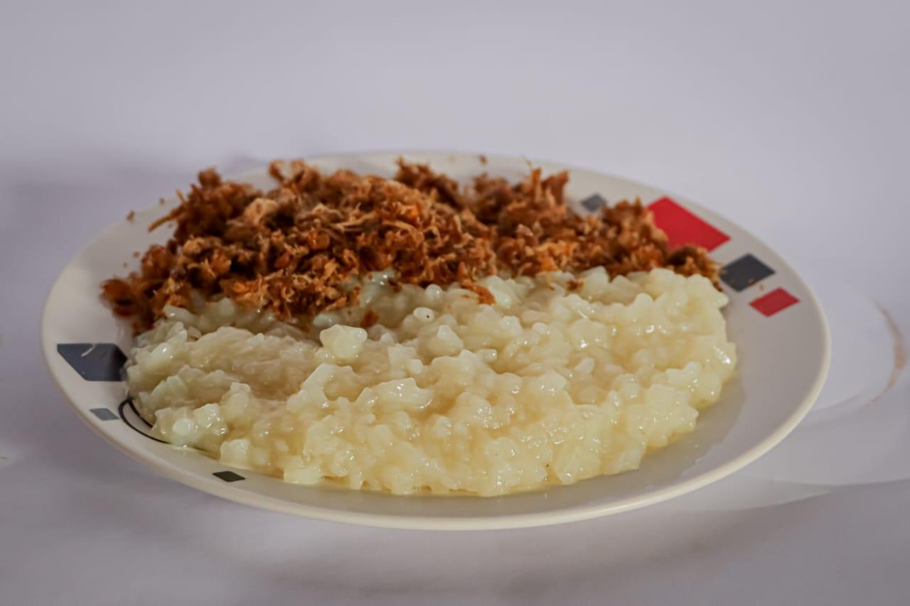 TUJURÉ CON CHARQUE: ESTE PLATO ESTÁ ELABORADO, CON MAIZ BLACO, LEGÍA DE PLATANO VERDE, ACOMPAÑADO CON CHARUE  MOLIDO DE RES.