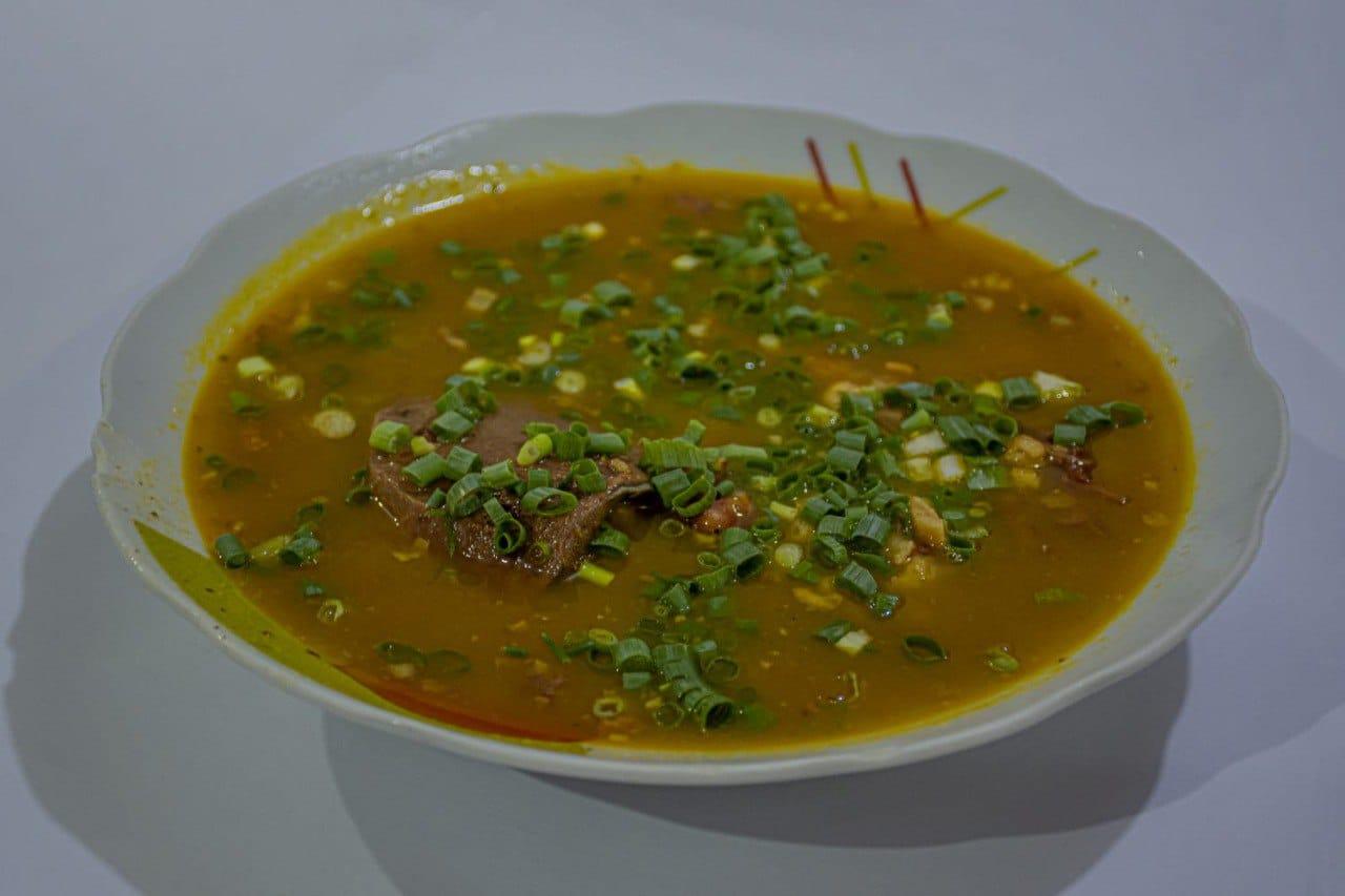 PATASCA: ES UN PLATO TRADICIONAL, ELABORADO A BASE DE MAIZ BLANCO, MENUDENCIA Y TROSOS DE CARNE DE RES.