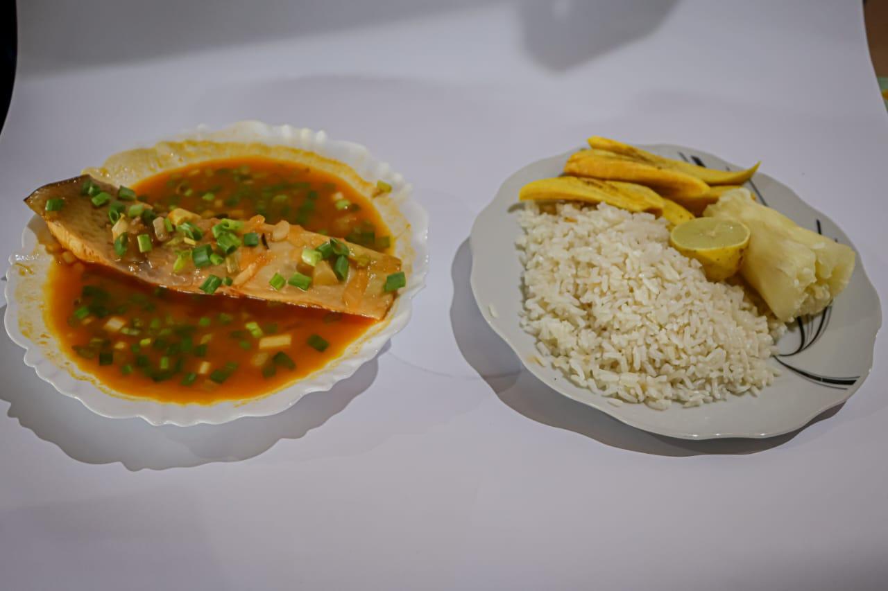 SUDAO DE COSTILLA DE PACÚ: ES UN PLATO PREPARADO A BASE SE COSTILLA DE PACÚ QUE SE ACOMPAÑA CON ARROZ Y YUCA