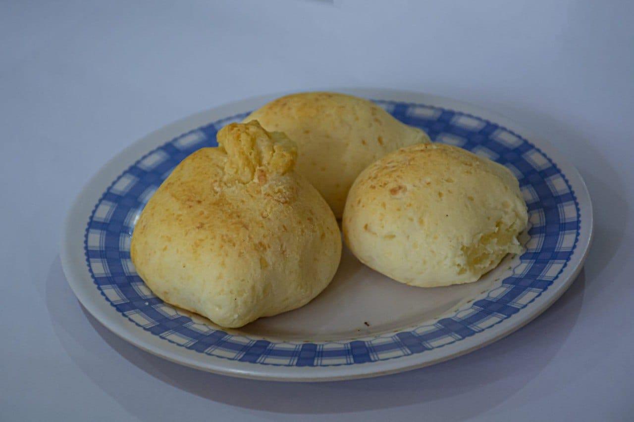 CUÑAPÉ: ES UNA MASITA ELABORADA A BASE DE HARINA DE  ALMIDÓN Y YUCA , MESCLADO CON QUESO RAYADO AL HORNO.