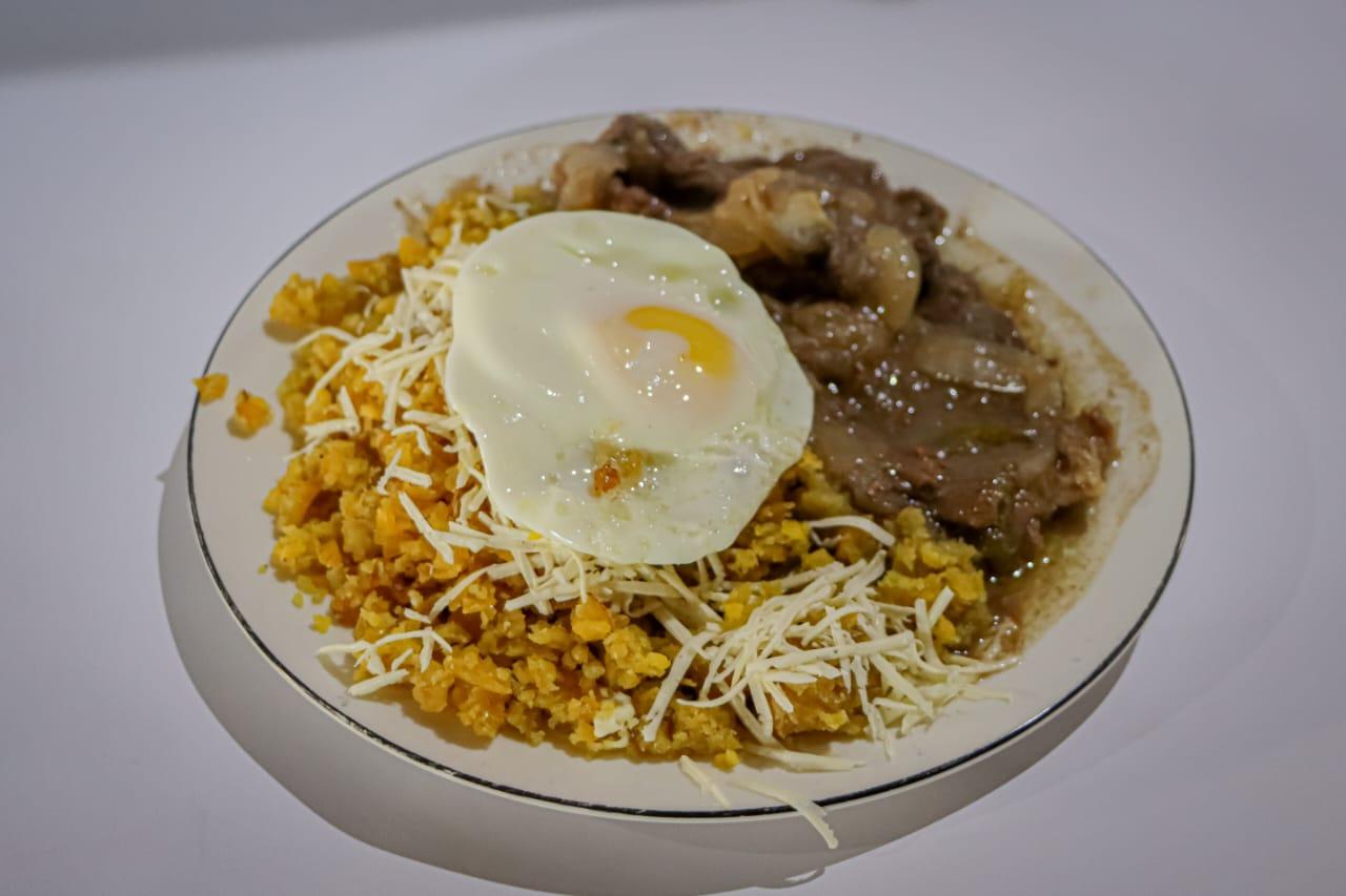 MASACO CON BIFE Y HUEVO: SE ELABORA CON PLATANO VERDE FRITO MOLIDO MESCLADO CON QUESO, ACOMPAÑADO CON CARNE DE RES ENCEBOLLADO Y HUEVO FRITO.