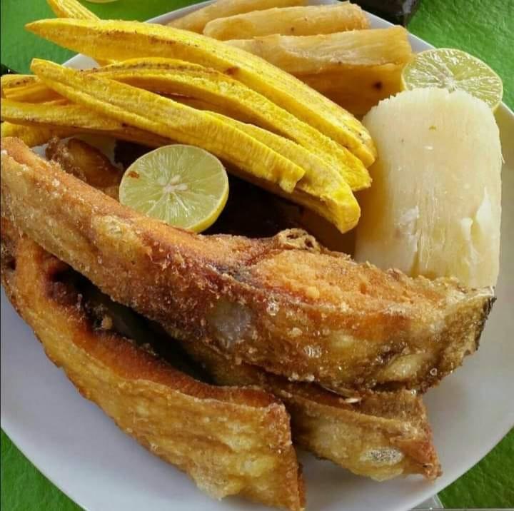 COSTILLA DE PACÚ: ES UN PLATO DE COSTILLA DE PACÚ FRITA BIEN SAZONADA ACOMPAÑADO CON ARROZ Y PLATANO FRITO.