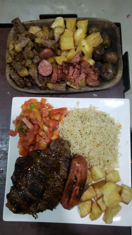 BIFE CHORIZO: ES UN PLATO ELABORADO CON CARNE DE RES DE PRIMERA ACOMPAÑA ARROZ, CHORIZO Y YUCA FRITA.