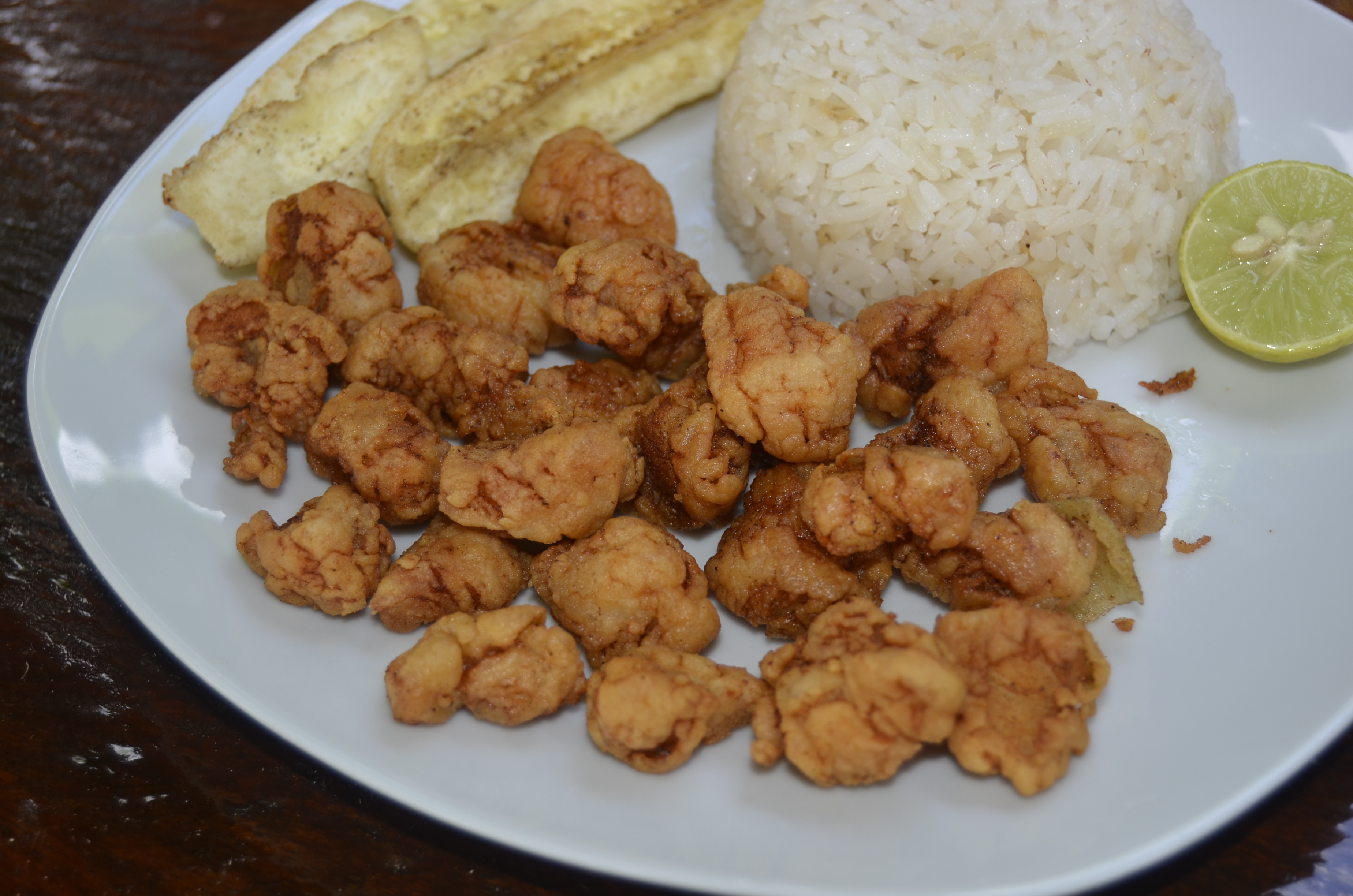 CHICHARRÓN DE SURUBI: CHICHARRÓN DE SURUBI ESTÁ ELABORADO A BASE DE CARNE DE PESCADO, CORTADO EN TROZOS PEQUEÑOS, QUE ACOMPAÑA ARROZ Y PLATANO VERDE FRITO.