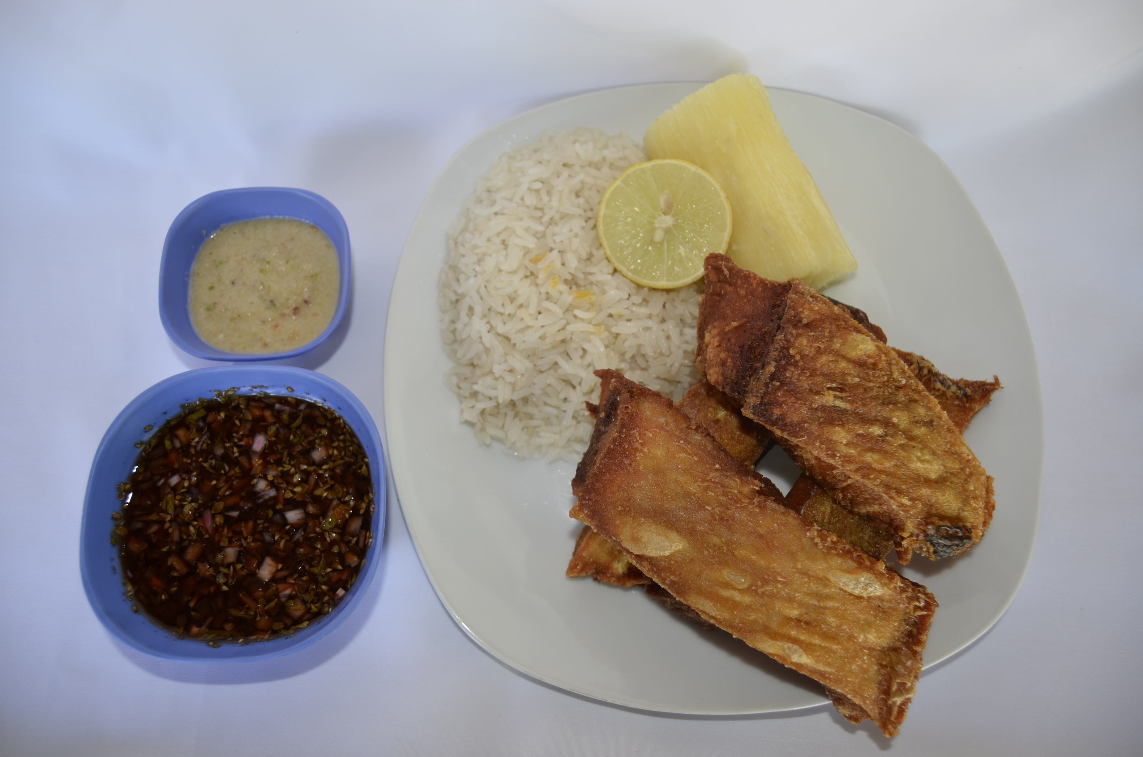 COSTILLA DE PACU: PLATO ELABORADO A BASE DE COSTILLA SELECCIONADA DE PACU FRITO ACOMPAÑADO DE ARROZ PLATANO FRITO LIMON Y REFRESCO CON FRUTA DE LA TEMPORADA