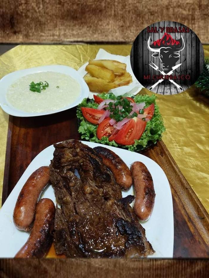 CHURRASCO MIXTO: ES UN PLATO QUE CONTIENE CARNE, A LA PARRILLA DE PRIMERA CHORIZO, QUE ACOMPAÑA ARROZ CON QUESO Y ENSALADA