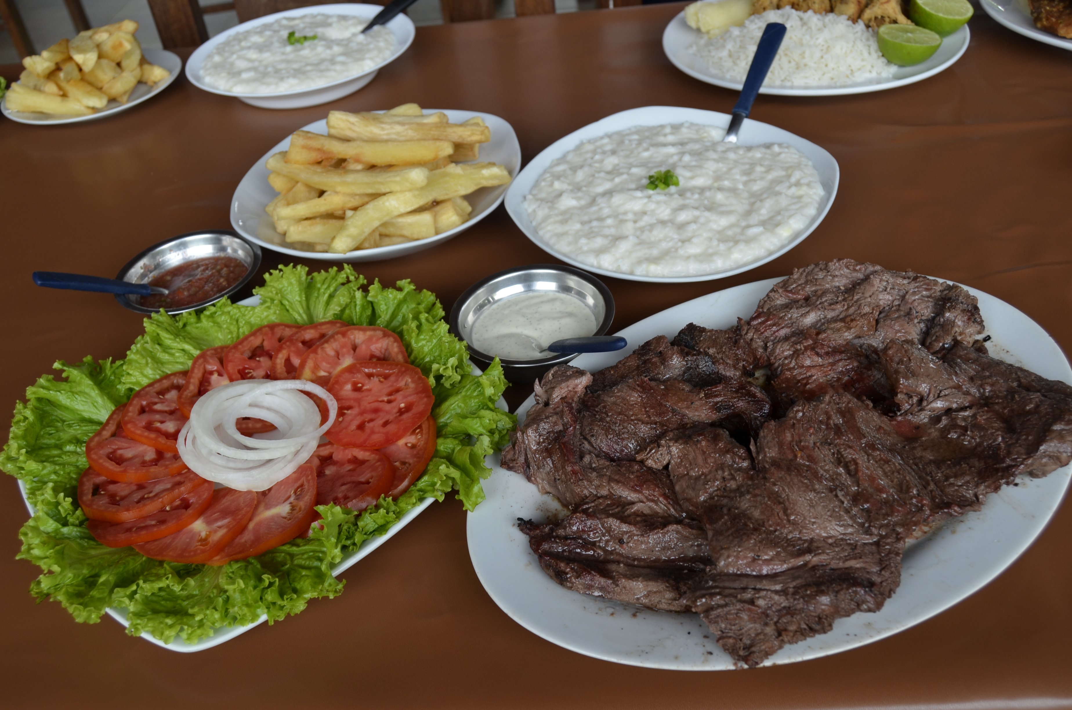 CARNE A LA PARRILLA: ES UN PLATO TRADICIONAL, DE CARNE DE LOMITO DE RES A LA PARRILLA ACOMPAÑA ARROZ CON QUESO Y YUCA FRITA