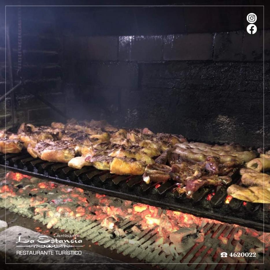 PARRILLADA: UN PLATO TRADICIONAL CON CARNE DE RES Y MENUDENCIAS, A LA PARRILLA.