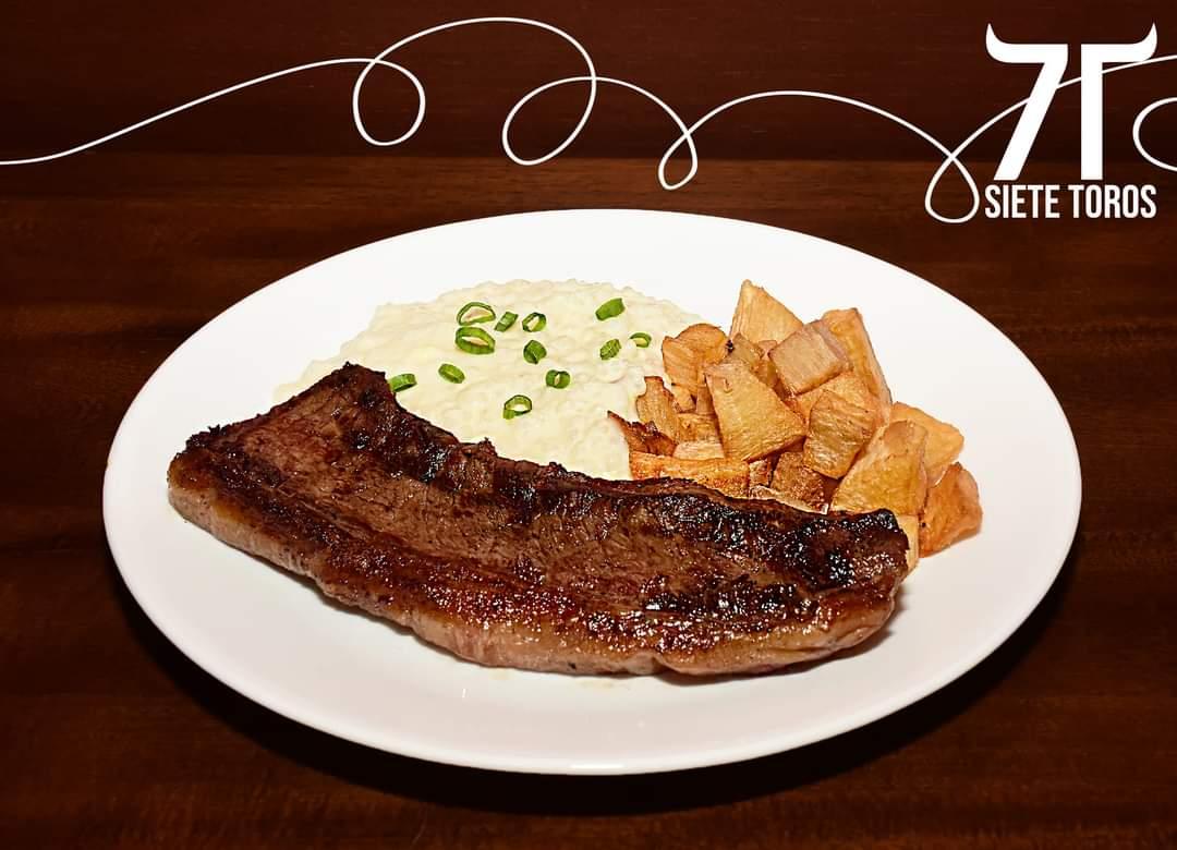 CARNES DE LOMITO: ES UN PLATO MUY EXQUISITO, DE CARNE DE LOMITO DE RES ACOMPAÑADO DE ARROZ CON QUESO, Y ENSALDADA DE LA CASA.