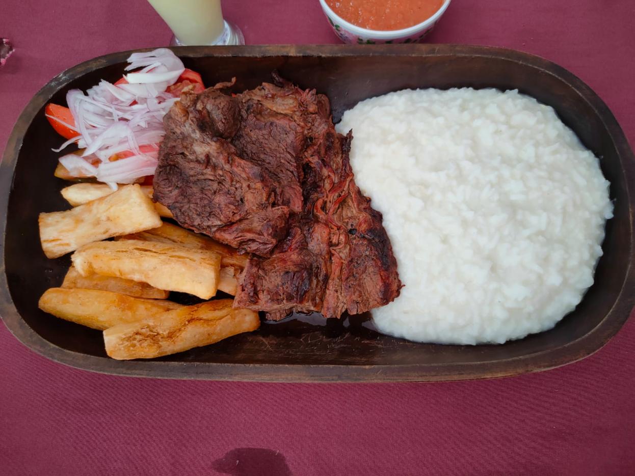 PACUMUTO: ES UN PLATO  TRADICIONAL DE CARNE DE RES A LA PARRILLA QUE SE ACOMPAÑA, DE ARROZ CON QUESO YUCA FRITA Y ENSALDA.