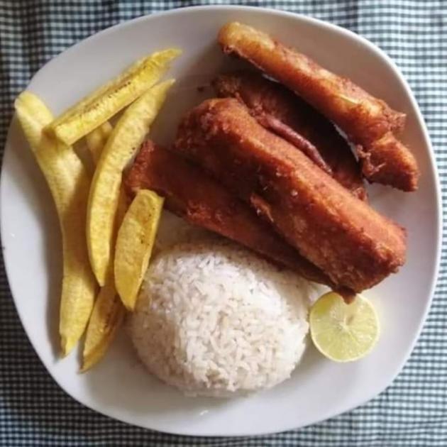 COSTILLA DE PACU: LA COSTILLA DE  PACU VIENE ACOMPAÑADAS DE UNA PORCION DE ARROZ PLATANO FRITOS Y RODAJAS DE LIMONES , ESTE PLATO ESTRELLA PUEDE DISFRUTARSE CON SU RESPECTIVA SALSA CEBOLLA A LA VINAGRETA Y SU REFRESCO DE FRUTA DE LA TEMPORADA.