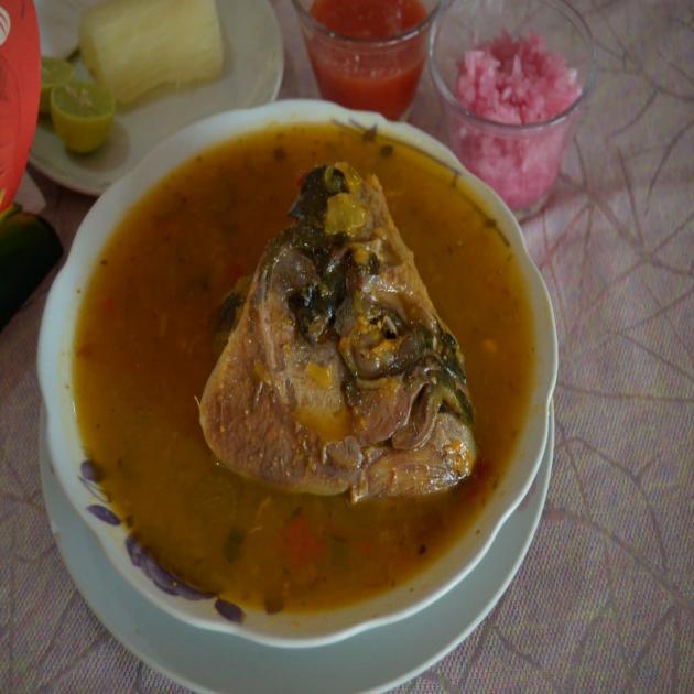 SOPA DE CABEZA DE PACU: PESCADERIA NATALIA OFRECE UNA DELICIOSA SOPA DE CABEZA DE PACU  QUE SE PUEDE DEGUSTAR CON CEBOLLAS PECULIARES DE LA CASA Y UNA BASE DE PICADITO DE PLATANO VERDE ESTE PLATO VIENE ACOMPAÑADO DE DELICIOSOS JUGOS DE FRUTA DE LA TEMPORADA.