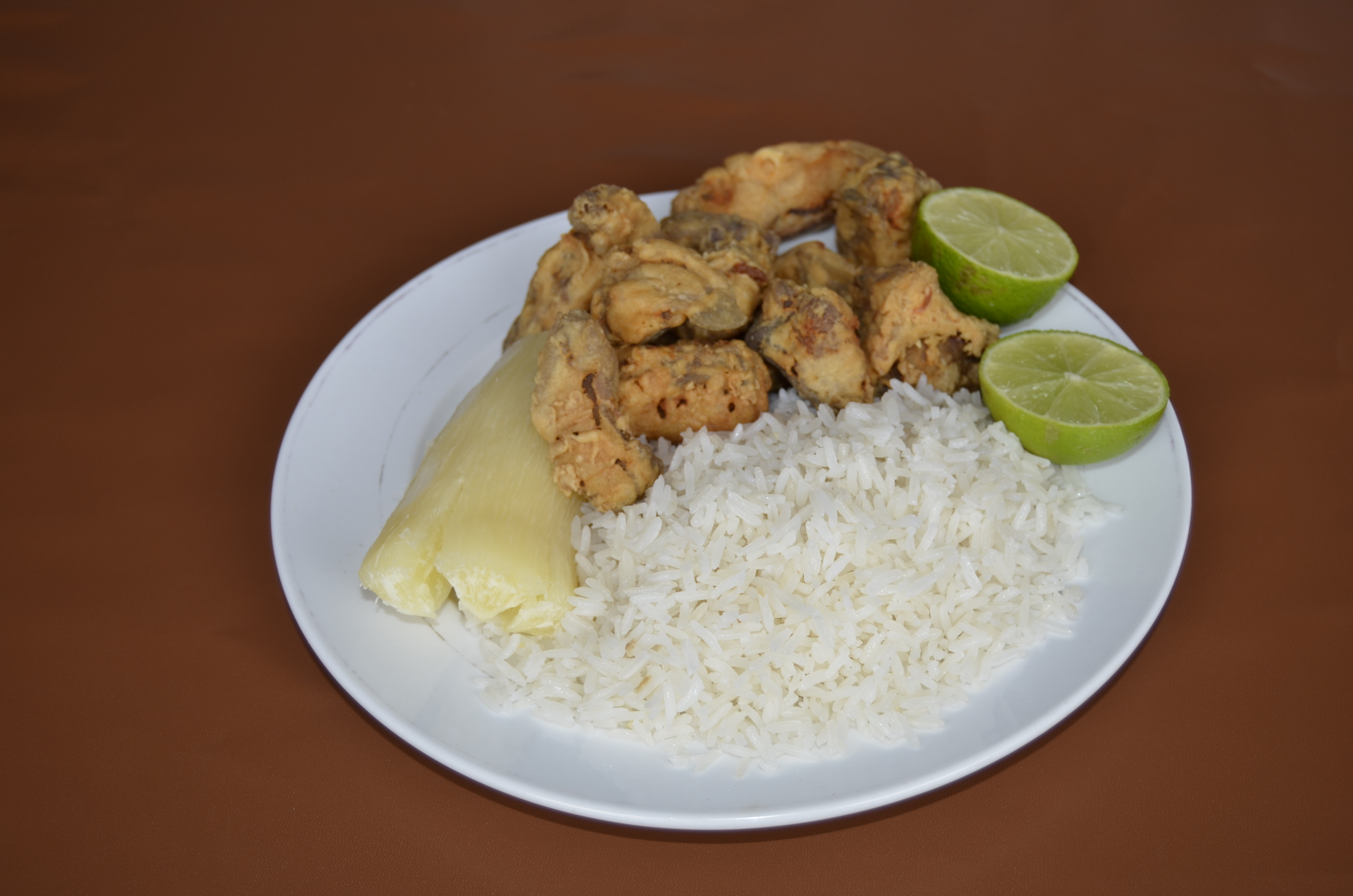 CHICHARÓN DE SURUBI: EL PLATO ESTÁ ELABORADO CON CARNE DE PESCADO DE SURUBÍ BIEN SAZONADO ACOMPAÑA CON SALASA YUCA Y SU CEBOLLA A LA VINAGRETA